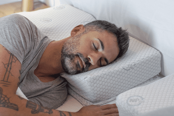 persona dormiendo con new pillow 360