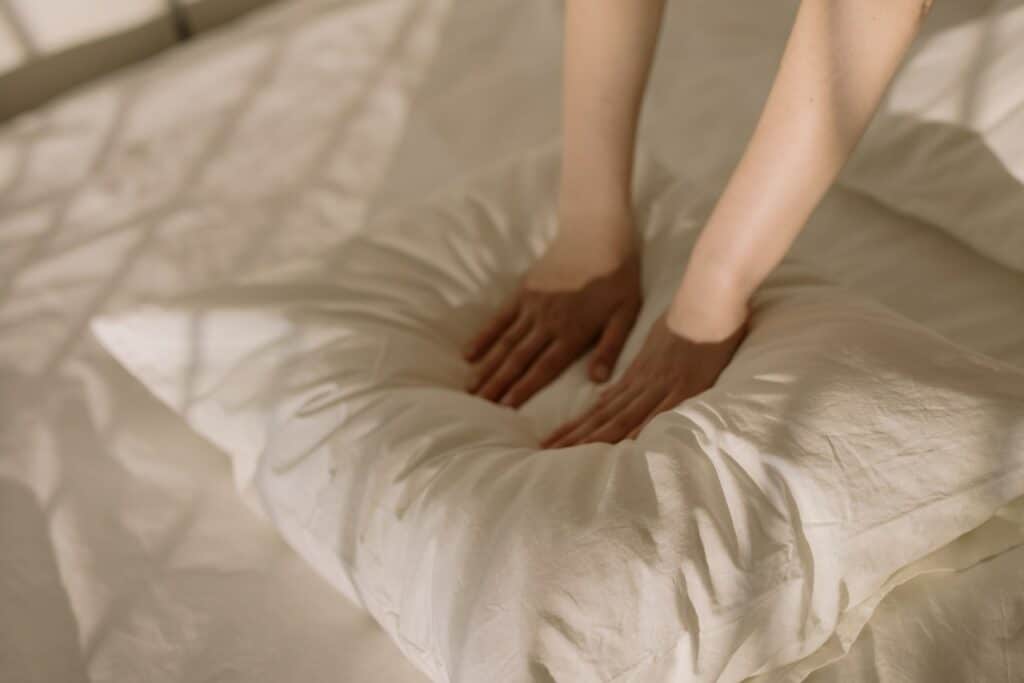 Almohada dura o blanda? Elige la almohada ideal según tu postura